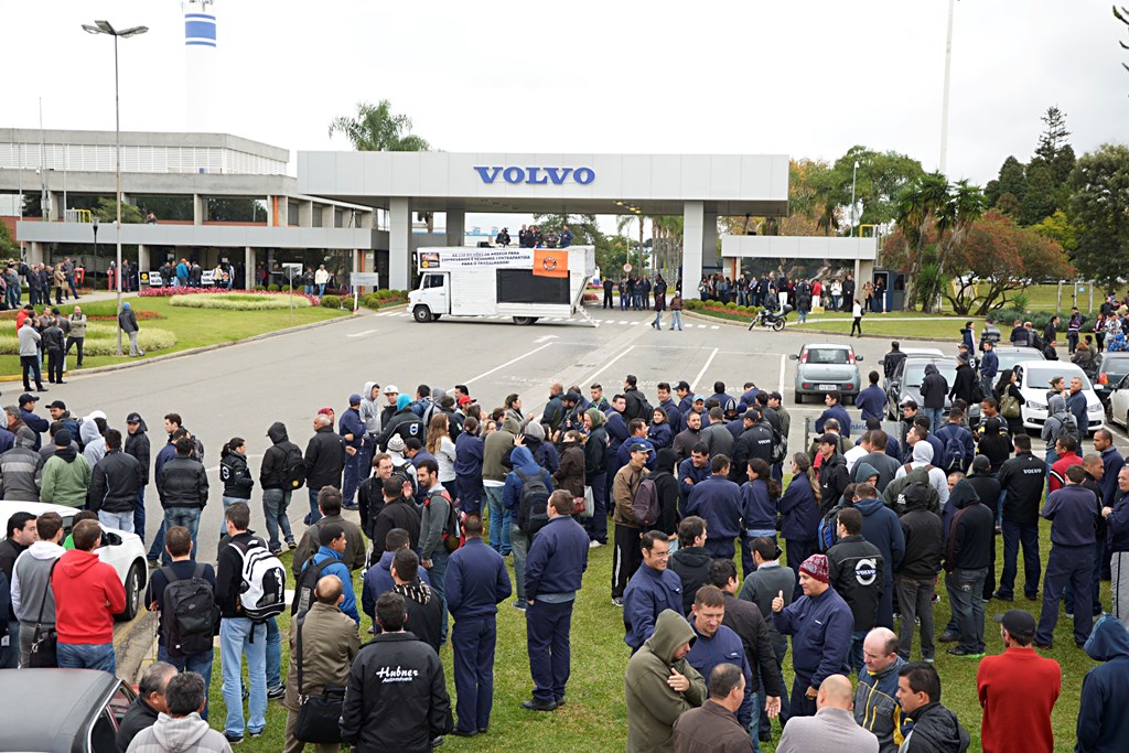 Volvo: Ainda sem garantia de empregos, greve dos metalúrgicos entra no 5º dia! Nova assembleia só na segunda se houver proposta